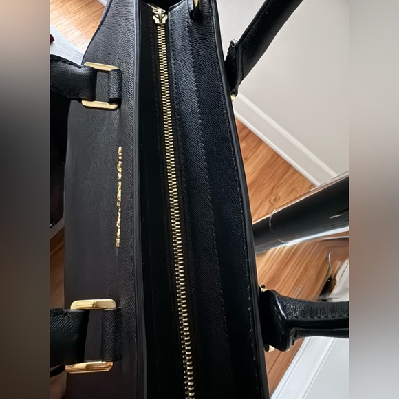 Merry Christmas 🎄🧑‍🎄 Michael Kors black bag, super clean, like new👌👌👌😍😍 - Picture 8 of 15